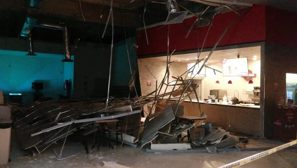 Terror real en Cinemex Las Torres por caída de plafón