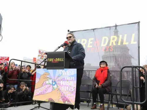 Arrestan a Joaquin Phoenix afuera del Capitolio por protestas