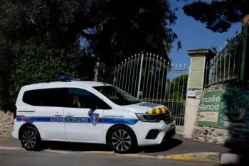 Robo en museo Renoir: ladrones se llevan dos obras y abandonan otras dos durante su huida