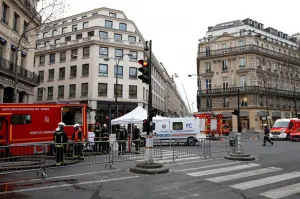 Arde emblemático hotel Ritz de París; no hay heridos