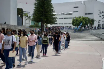 Examen de admisión BUAP: alumnos hacen filas y padres esperan en los alrededores de CCU y CU