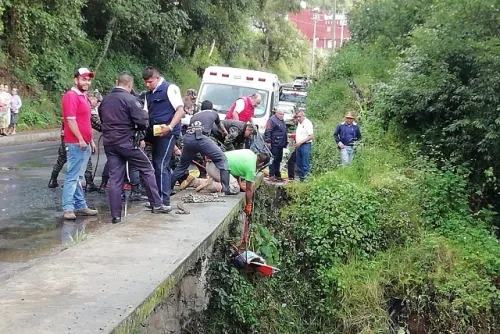 Hombre muere ahogado en su camioneta al caer en un río en Zacapoaxtla