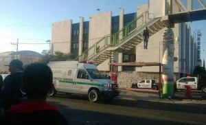 Aparece cuerpo de hombre colgando en puente de Edomex