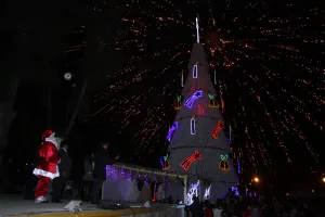Enciende Néstor Camarillo árbol navideño en Quecholac