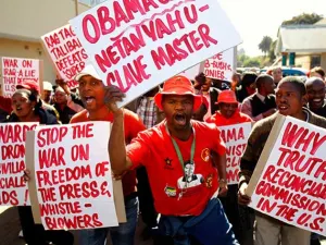 Africanos salen a las calles a protestar contra visita de Obama al continente
