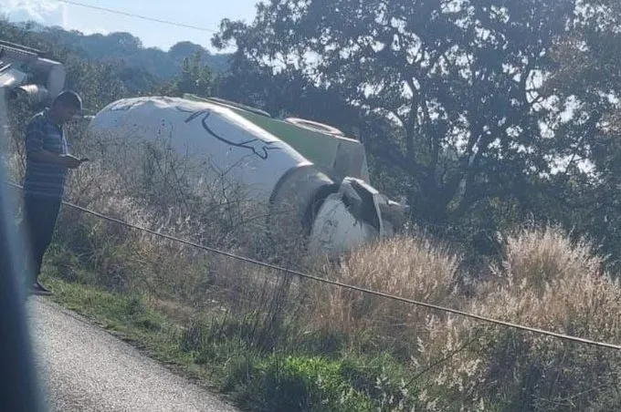 Volcadura en la carretera a Santa Cruz Alpuyeca
