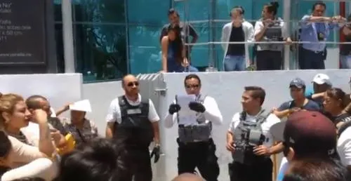 Familiares de policías de Texmelucan exigen su liberación