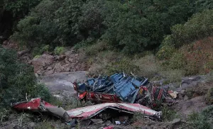Cae autobús al fondo de un precipicio en la India, hay al menos 27 muertos
