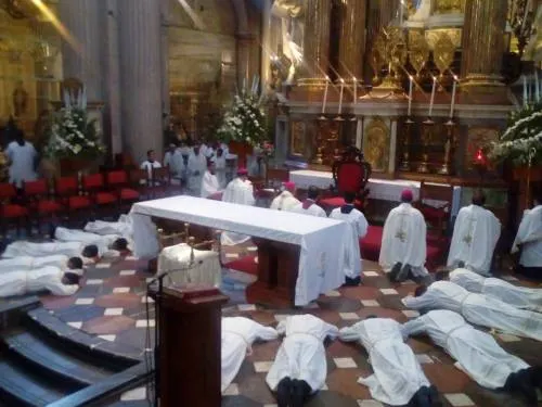 Tres diáconos transitorios reciben del arzobispo el sacramento del orden sacerdotal
