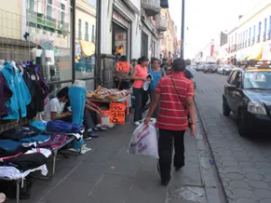 Amenazan comerciantes con cerrar, si no retiran a ambulantes