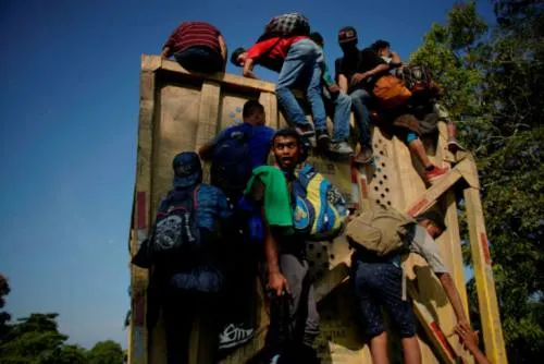 Caravana migrante avanza a Santo Domingo del Ingenio en el Istmo