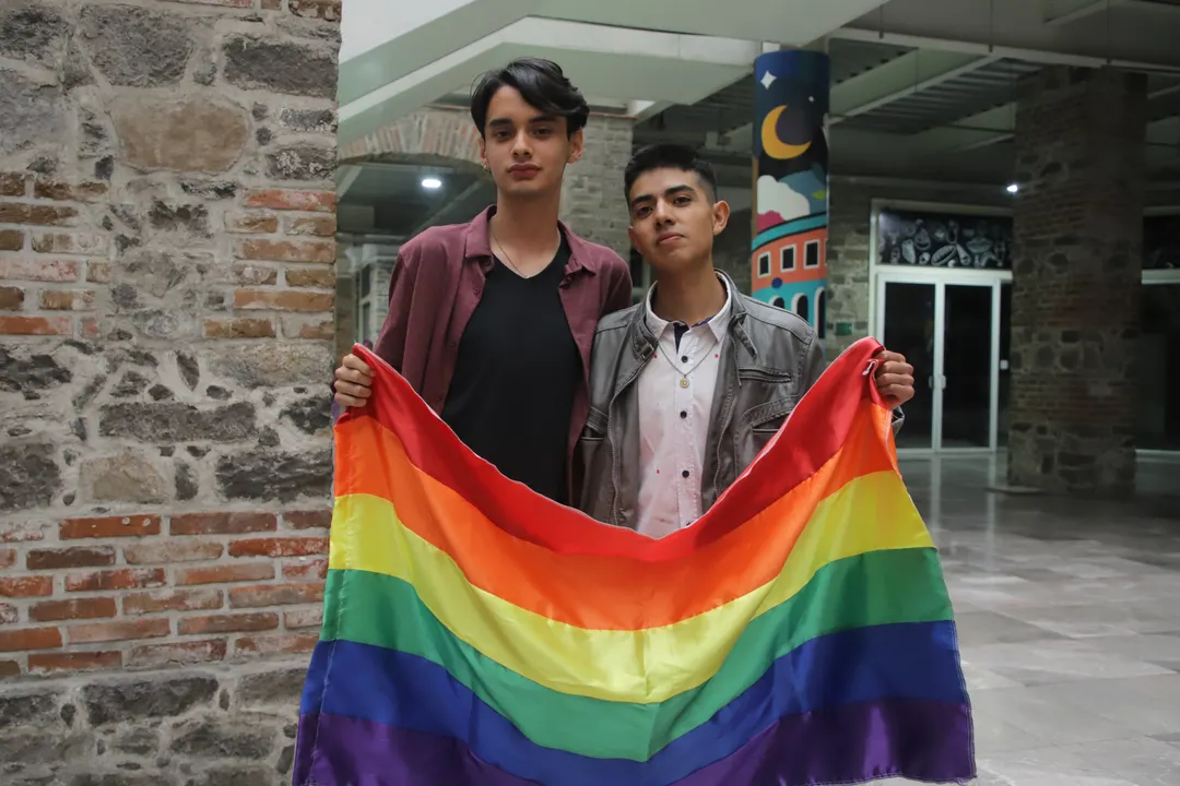 personas con bandera gay