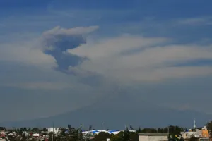 Emite Popocatépetl fumarola de 3 mil metros de altura