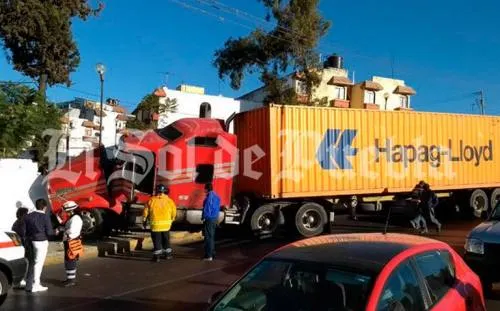 Tráiler se impacta contra barda en la Calzada Zaragoza