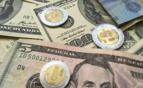 Dólar sigue a la baja, se vende hasta en 18.01 pesos en bancos capitalinos
