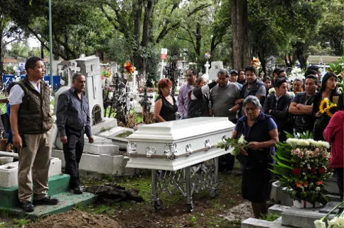 Dan último adiós a Mariana Fuentes; pide alerta de género tras asesinato de su hija
