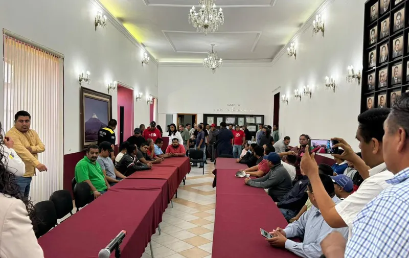 En mesa de trabajo, Ariadna Ayala escucha demandas de conductores del transporte público en Atlixco