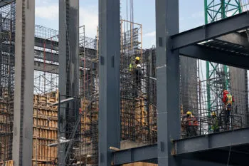 Céspedes llama a constructora del nuevo Congreso a atender inconformidad de trabajadores por falta de pago