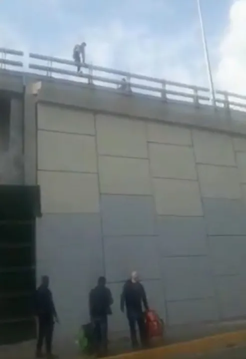 Evitan suicidio en puente de la Recta a Cholula