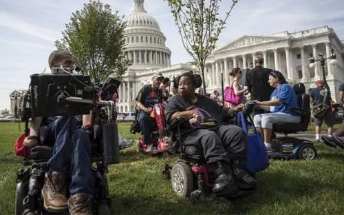 Pese a las amenazas de Donald Trump, Obamacare sigue en pie