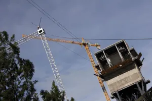 Por seguridad, PCM frena por el momento obras ante vientos extremos