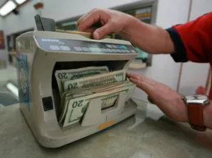 El dólar cede terreno y se ofrece en 18.89 pesos