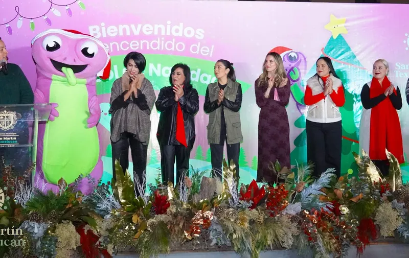 Texmeluquenses asisten con entusiasmo al encendido del árbol navideño