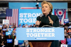 Sede de campaña de Clinton es desalojada tras recibir sobre con polvo sospechoso