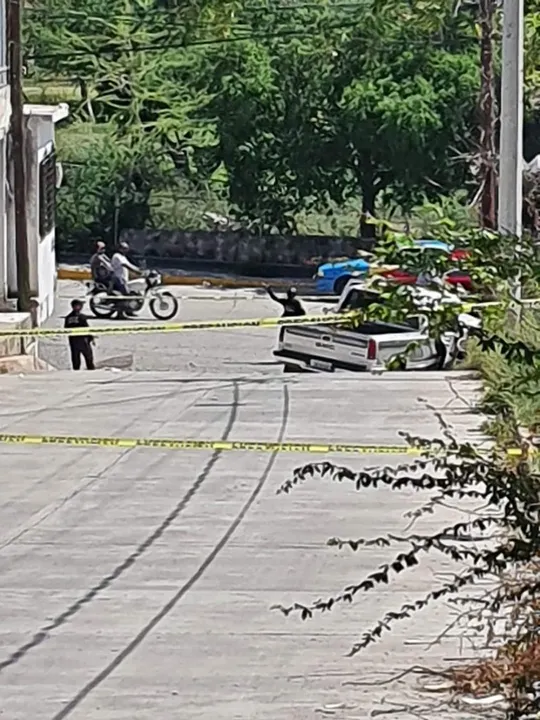 De película, sujeto mata a rival, huye y arrolla a mujer y él muere en volcadura