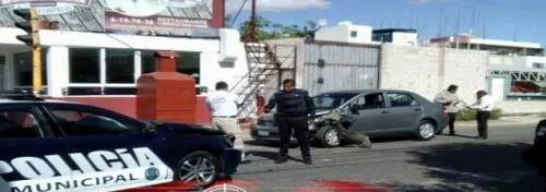 Patrulla choca contra dos automóviles