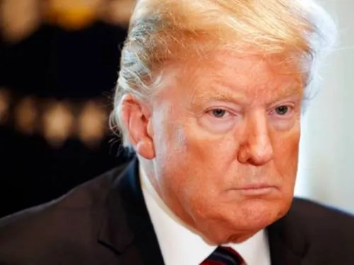 Trump culpa a demócratas del shutdown en EU; llama “llorón” a Schumer