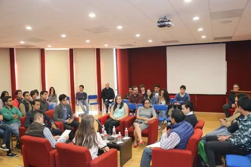 Jóvenes de la IBERO Puebla discuten sobre liderazgos políticos