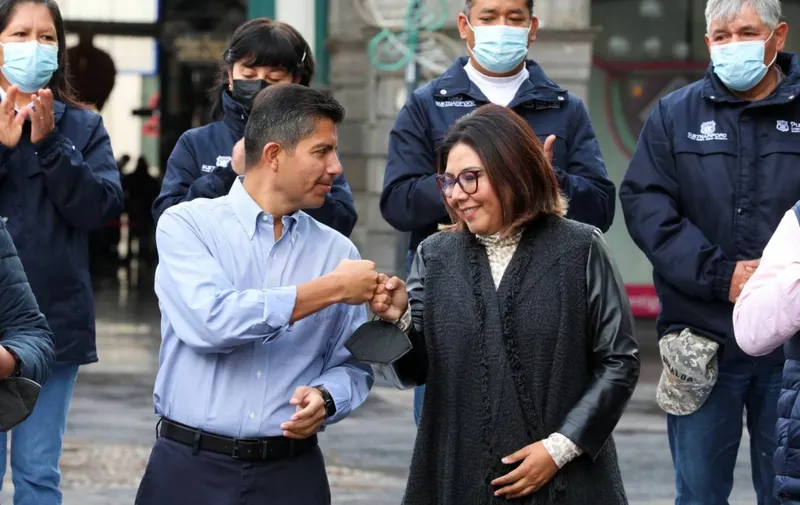 Genoveva va por Lalo y Riestra