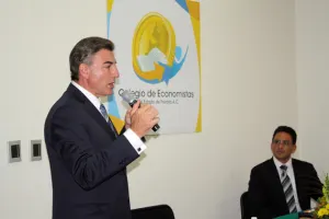 Infraestructura para el desarrollo, propone Tony Gali ante economistas