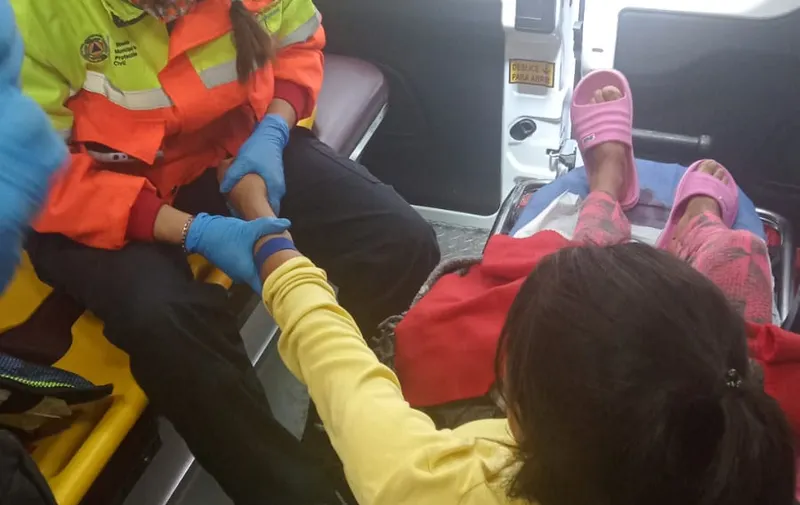 Mujer da a luz en vía pública