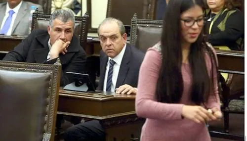 Evidencian a diputados panistas tras mirar de manera lasciva a asistente del Congreso Puebla