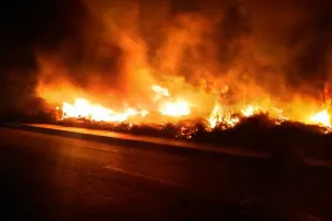 Incendio sobre ductos de gas natural causa alarma en Mayorazgo