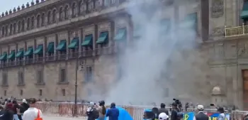 Normalistas de Ayotzinapa lanzan petardos a Palacio Nacional; deja 26 policías heridos