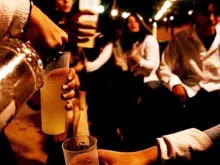 Arrestan a 223 adolescentes ebrios en fiesta  convocada por internet