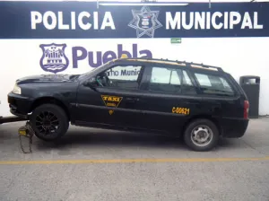 Policía municipal de Puebla recupera un vehículo con reporte de robo en Bosques de San Sebastián
