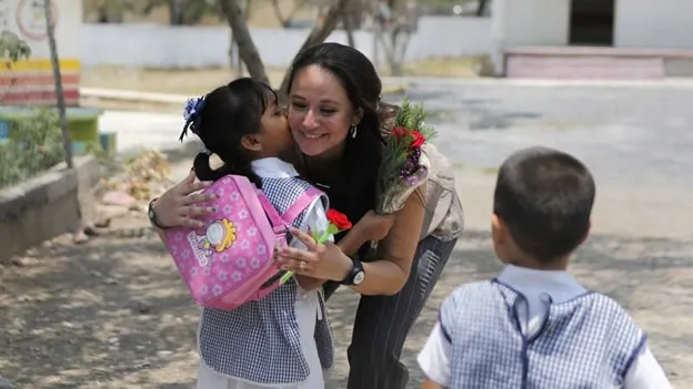 Maestra mexicana recibe premio en Colombia