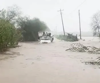 Trabajadores de la CFE que quedaron atrapados en inundación fueron rescatados