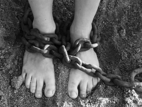 Rescatan a niña encerrada durante años