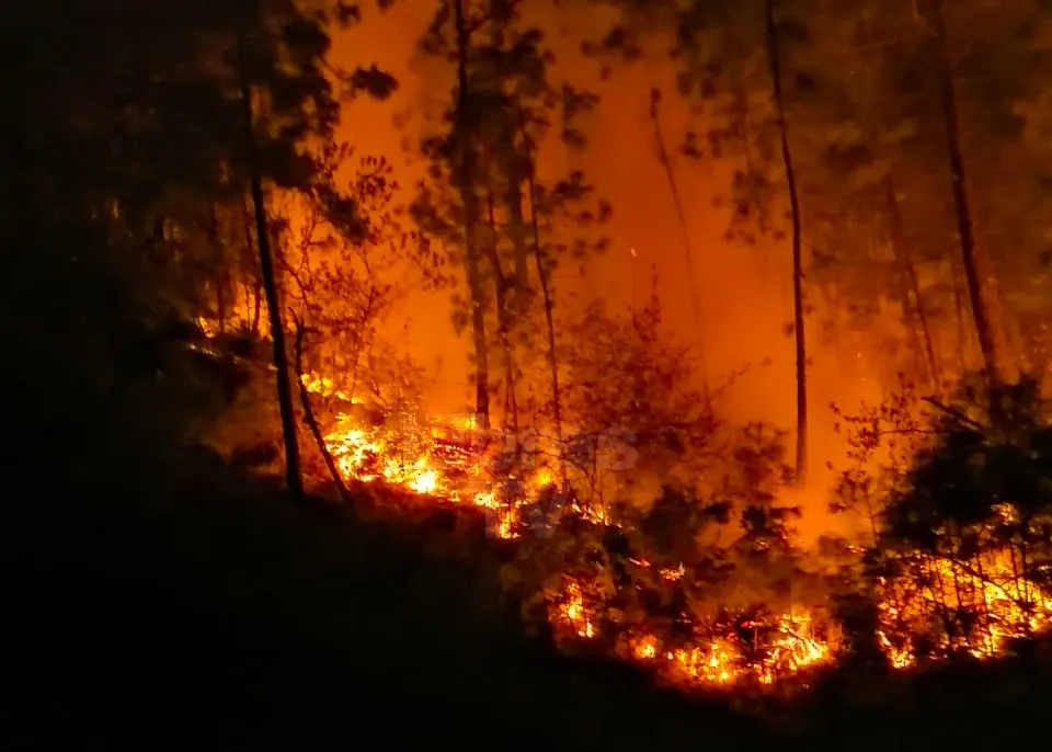 Incendio azota comunidades de Libres
