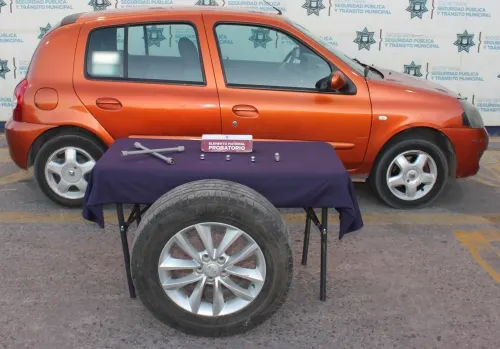 Detuvo policía municipal de Puebla a pareja por robo de autopartes