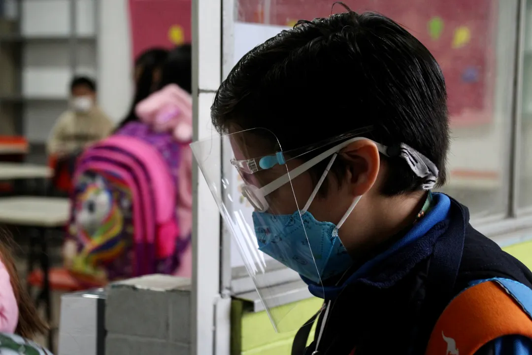 Francia eliminará el cubrebocas en escuelas