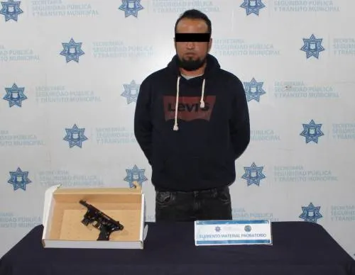 Arrestan a un hombre por el delito de cohecho y portación ilegal de arma de fuego