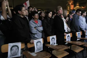 Padres de estudiantes desaparecidos de Ayotzinapa viven endeudados