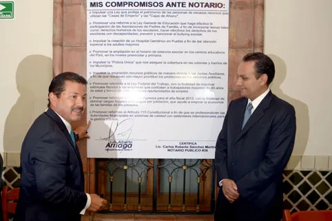 Arriaga firma compromisos ante notario