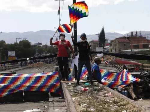 Presidenta de Bolivia pide convocar a nuevas elecciones